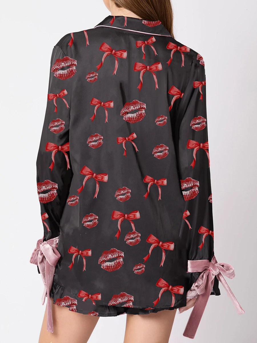 طقم بيجامات نسائي مكون من قطعتين جوارب بفيونكة وأزرار مطبوعة وسروال قصير مكشكش لملابس النوم الناعمة