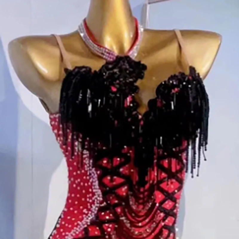 Costume de concours de salle de bal Samba latine, robe de spectacle Standard personnalisée haut de gamme avec écharpe en diamant noir et rouge