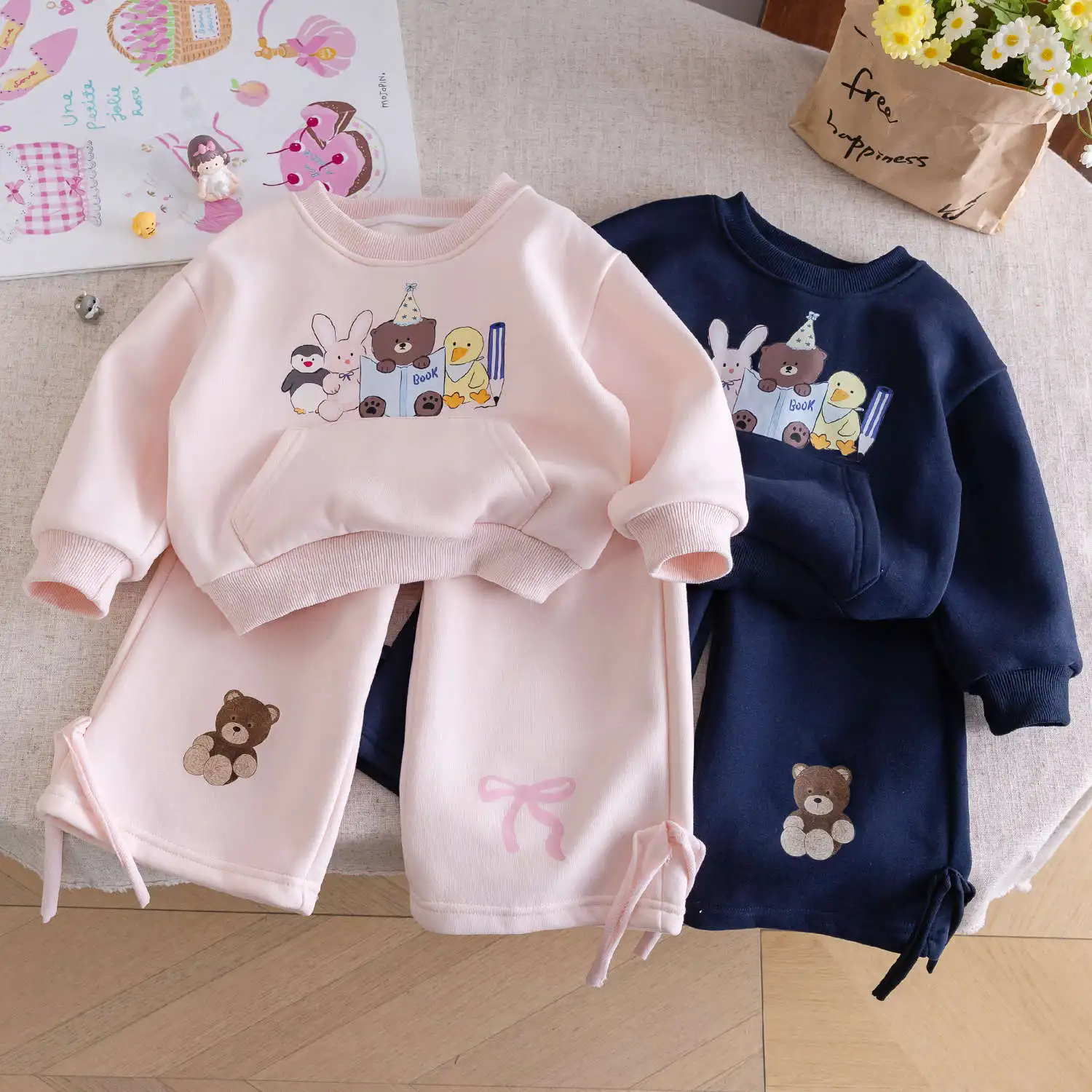 

Флисовая одежда для маленьких девочек, корейская зимняя детская толстовка с героями мультфильмов для девочек, костюмы со свободным бантом и бархатные брюки-клеш, наряды