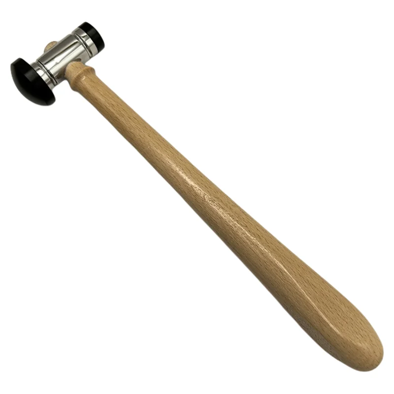 

Специализированные инструменты для ремонта духовых инструментов, включая молотки из листового металла, медные молотки, резиновые молотки и бакелитовый гамма.