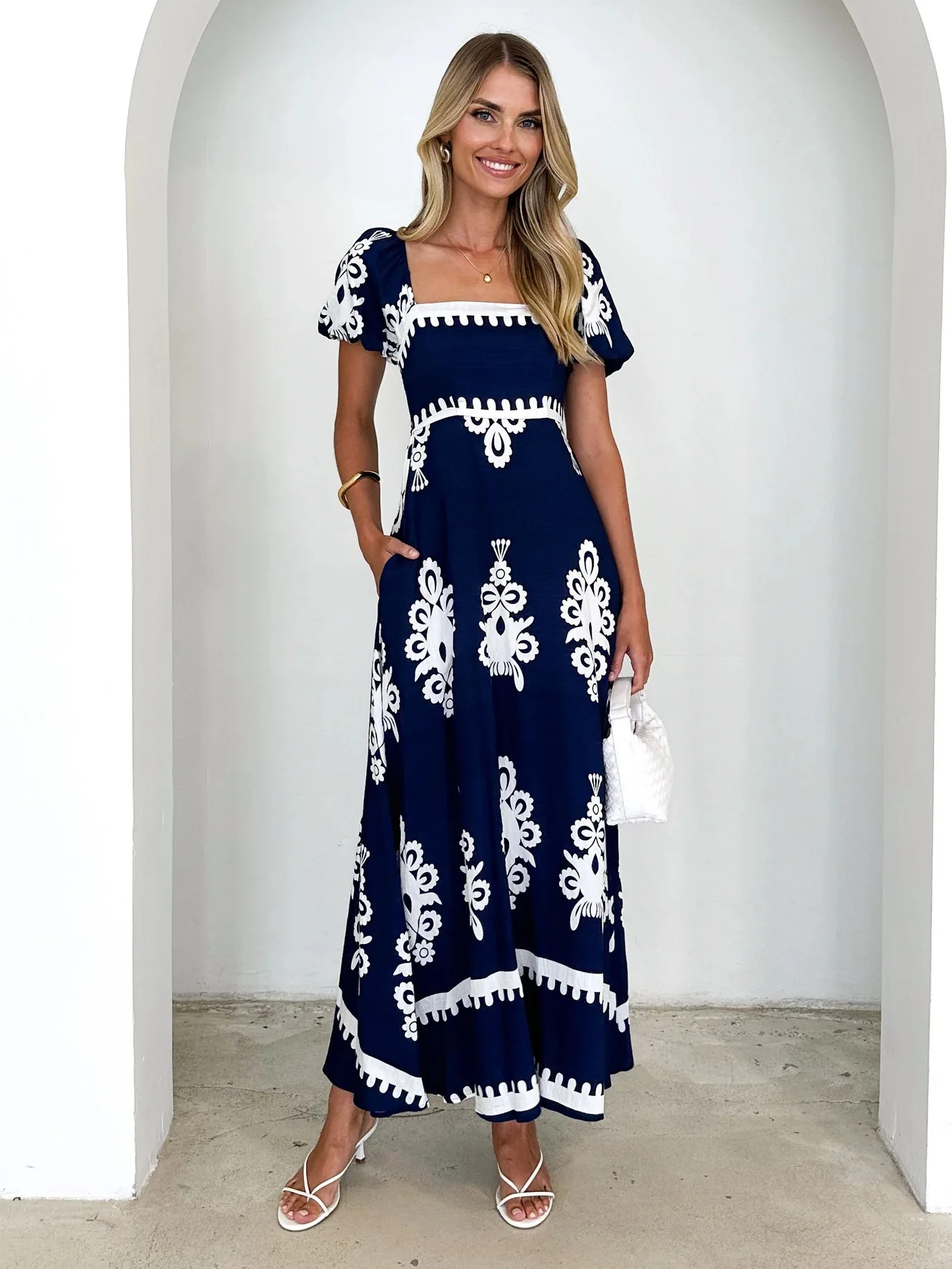 ชุดเดรสพิมพ์ลายสไตล์ยุโรปและอเมริกาสำหรับวันหยุดพักผ่อนฤดูใบไม้ร่วงปี 2025 ชุดเดรสคลุมไหล่ลายพิมพ์สำหรับผู้หญิง ชุดลำลองพิมพ์ลาย