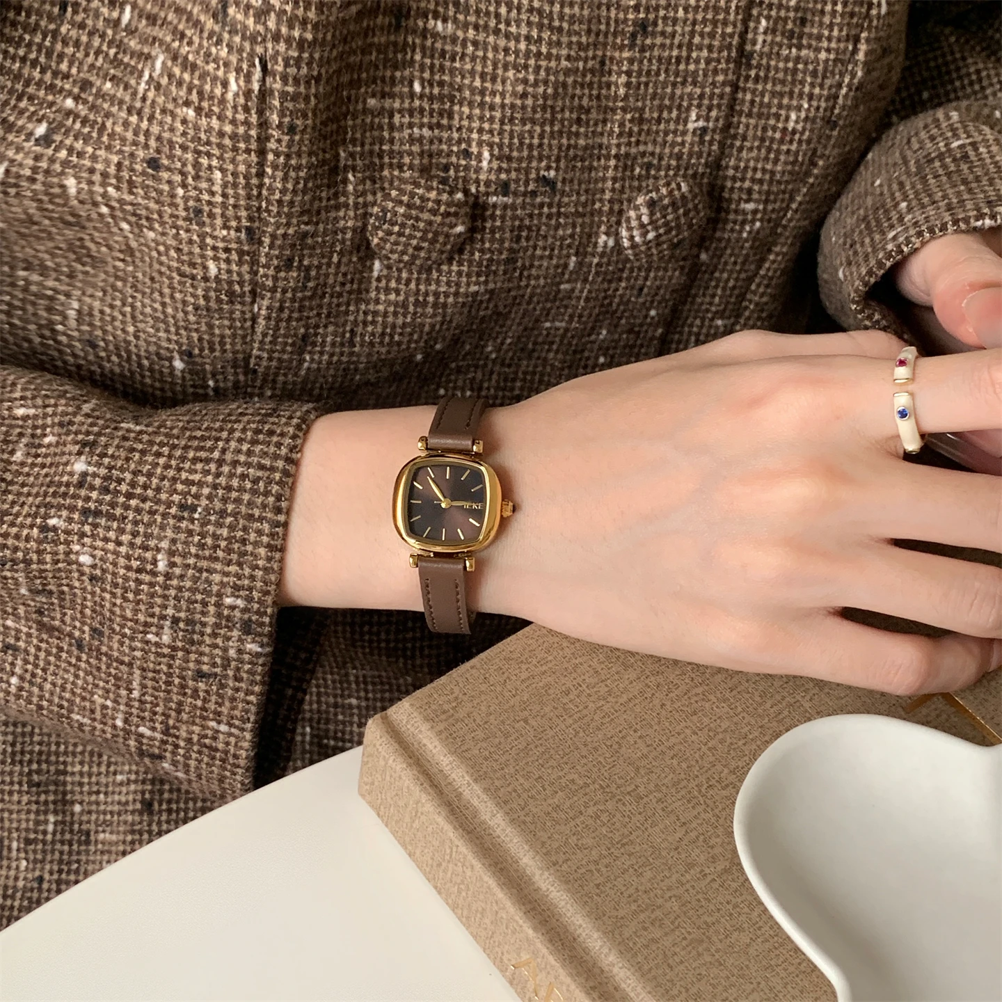 

New retrostyle sugarcube watch for womencoffee color light luxury and exquisite preppy style leather strap watch clock accessory