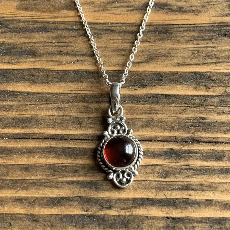 Kadınlar için Vintage Bohemian Garnet kolye kolye yaratıcı muhteşem oyma kırmızı kişiselleştirilmiş kolye takı aksesuarları