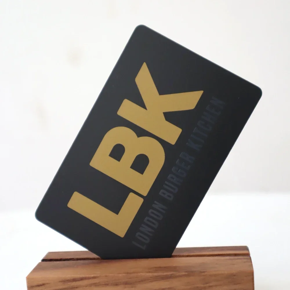 بطاقة ائتمان معدنية من الفولاذ المقاوم للصدأ باللون الأسود غير اللامع مقاس بطاقة RFID NFC بطاقة عمل معدنية للبيع بالجملة