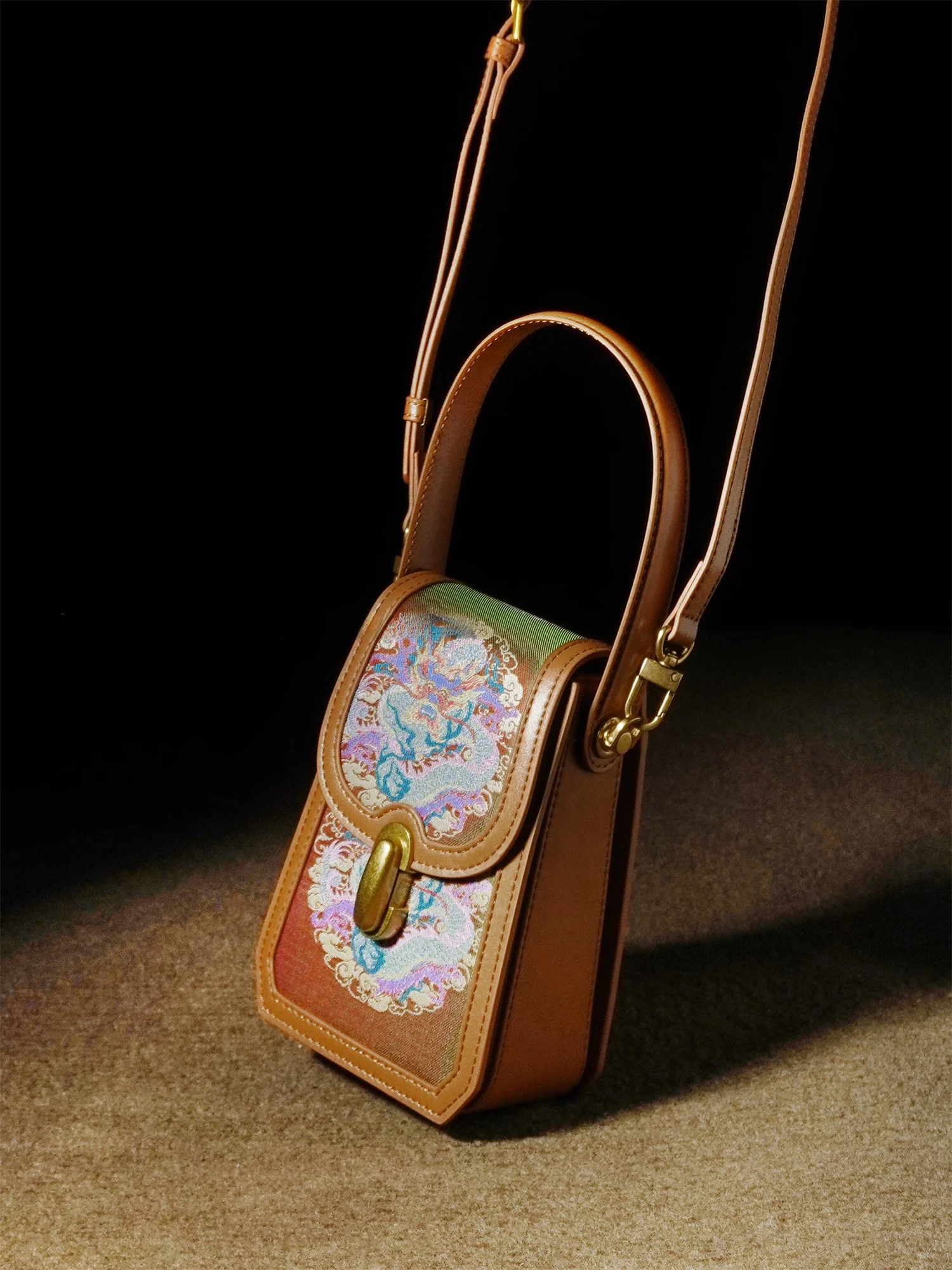 

New Chinese Sle Handbag eepskin Leather Mobile Phone Bag Portable Crossbody Travel Bag Women's Square Bag with Flap Cover