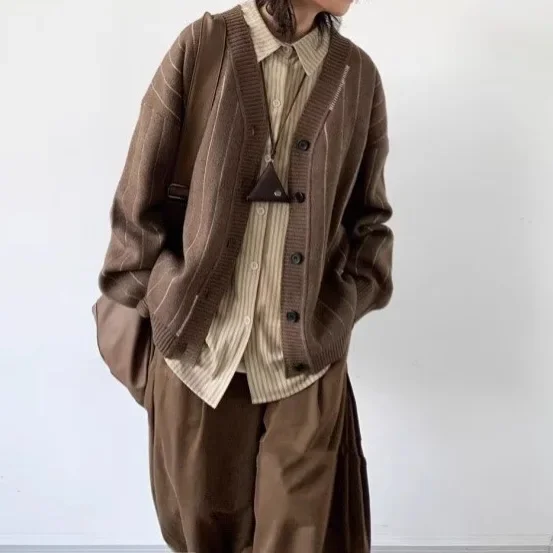 Kardigan Rajut Bergaris V-Neck Cokelat Terbaru Musim Gugur Dingin 2025 Unisex Gaya Akademik Longgar Serbaguna