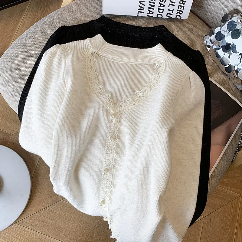 2025 Abbigliamento primaverile Hallow Out Design con scollo a V lavorato a maglia in stile occidentale Nuovo pizzo con giunture Fondo Camicia Top maglione per le donne