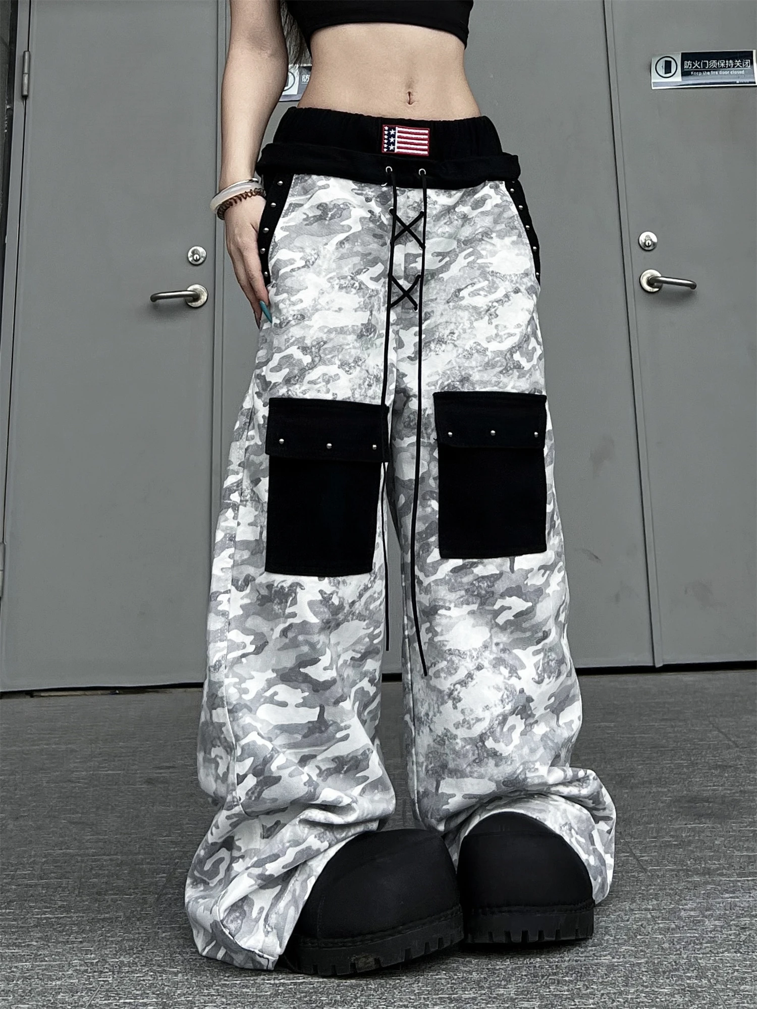 المرأة Y2K الشارع الشهير المتضخم فضفاض السراويل التمويه رمادي أبيض مع جيب أسود البضائع بنطلون عادية الهيب هوب سراويل أنيقة