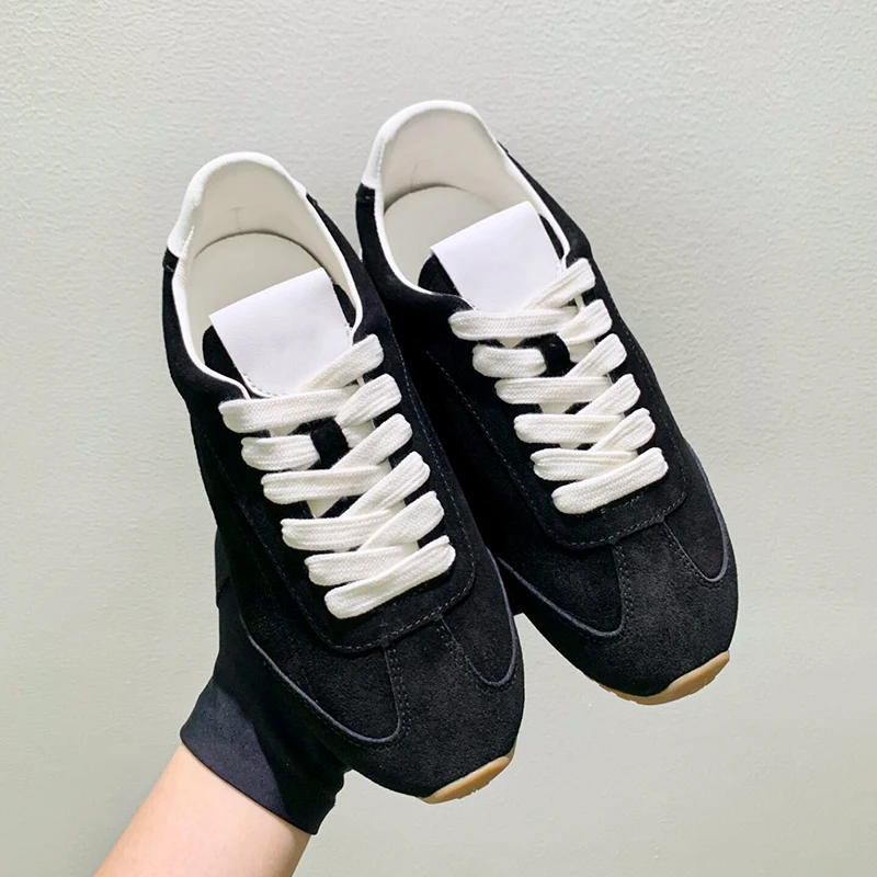 أحذية نسائية كاجوال من الجلد الطبيعي من جلد الغزال أحذية رياضية للرجال برباط للمشي أحذية بيضاء مصممة أحذية نسائية