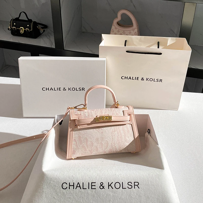 

Pink embroidered open-top bag, a popular high-end handbag for spring