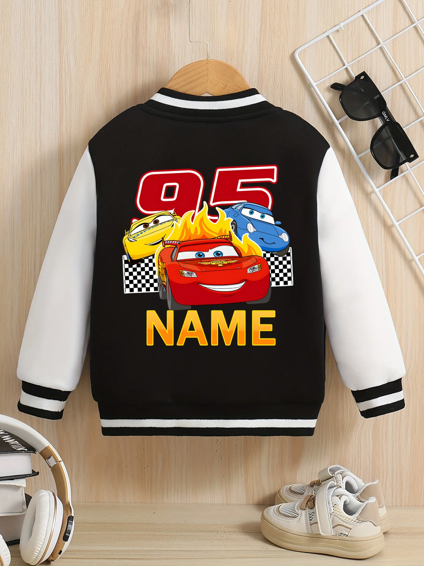 سترة بيسبول MINISO Disney Boys - فريق Cars 95، led by Lightning McQueen، رائعة جدًا، حفلة موضوع السباق، ملابس مدرسية يومية