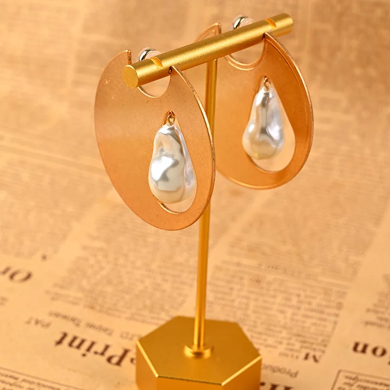 

2025 Fashion Baroque pearl big disc hoop earrings for women minimalist geometric hoop earrings vintage elegant statement jewelry