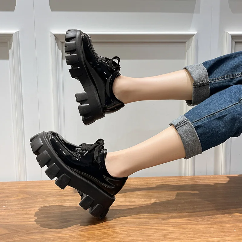 Internet famose scarpe in spugna con suola spessa 2024 primavera nuove scarpe casual con lacci in stile britannico di piccole dimensioni con tacco