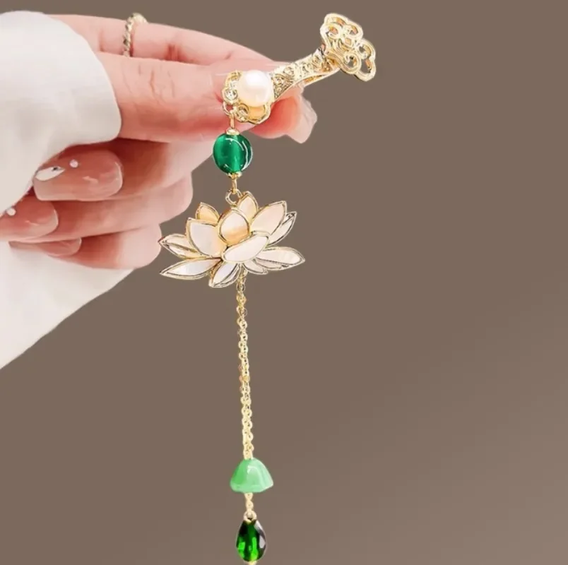 رائعة قصر نمط اللؤلؤ شل لوتس شرابة الزمرد قلادة بروش السيدات مجوهرات الحفلات