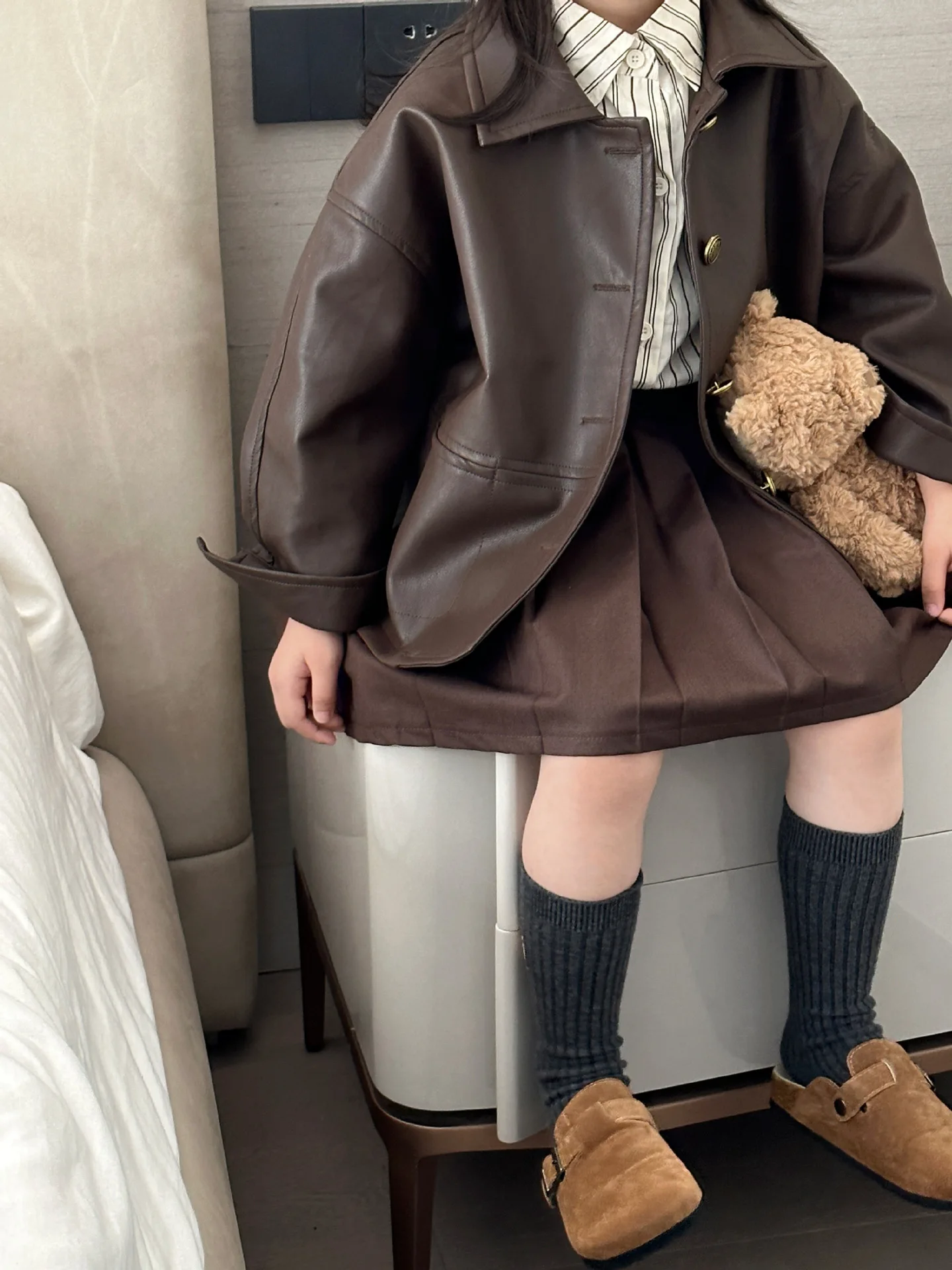 

Childrens Suit Spring and Autumn New Korean Girls Fashion Leather Coat Striped Shirt Solid Color Pleated Skirt Three Piece Set