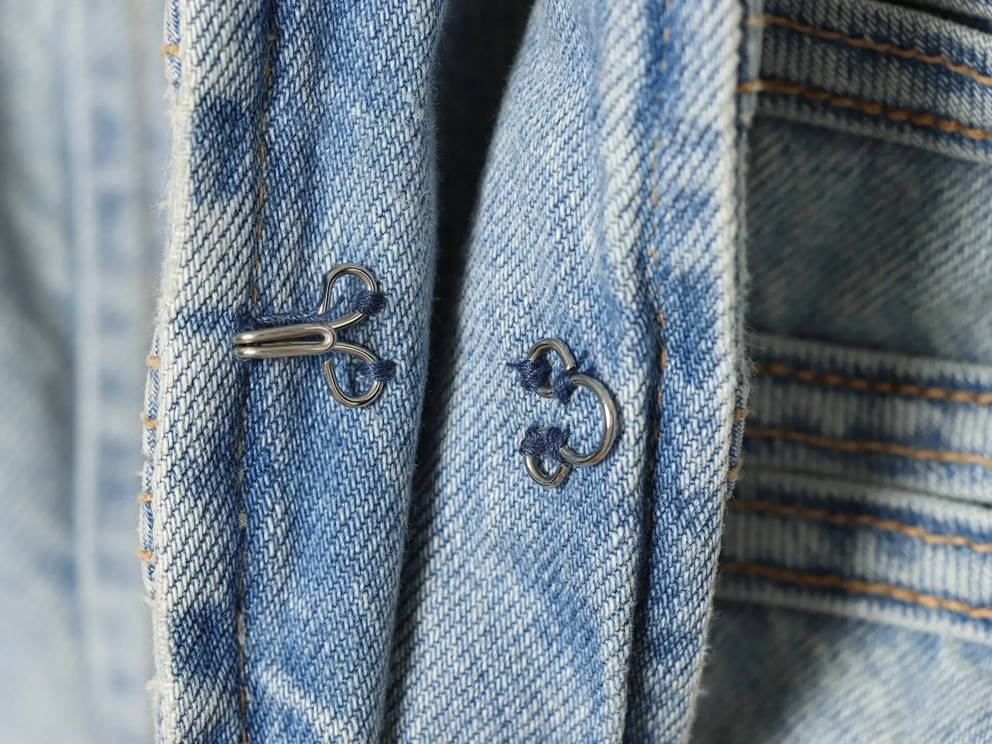 Modische Damen Ärmellose Jeansweste Oberbekleidung Vintage Trendy 2026 Sommer Neu Schlankmachende Stehkragen-Weste mit Knopfverzierung – Detail 9