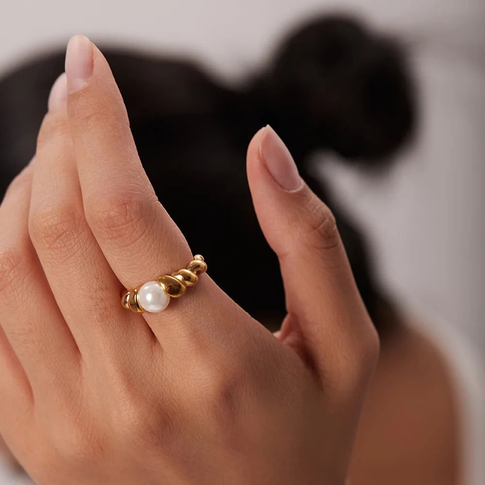 

Stainless Steel PVD 18K Gold Plated Tarnish Natural Pearl Twist Rings For Woman Jewelry Wholesale Trendy
