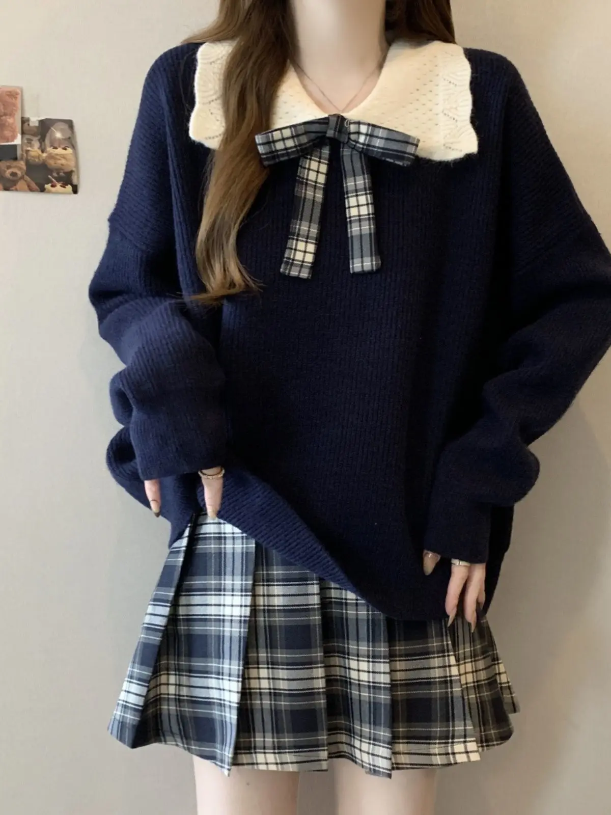 Sweter damski w stylu college z kontrastowym kołnierzykiem typu doll collar, krótki, ciepły, idealny na wiosnę, jesień i zimę, w stylu koreańskim, nowy model na Nowy Rok.