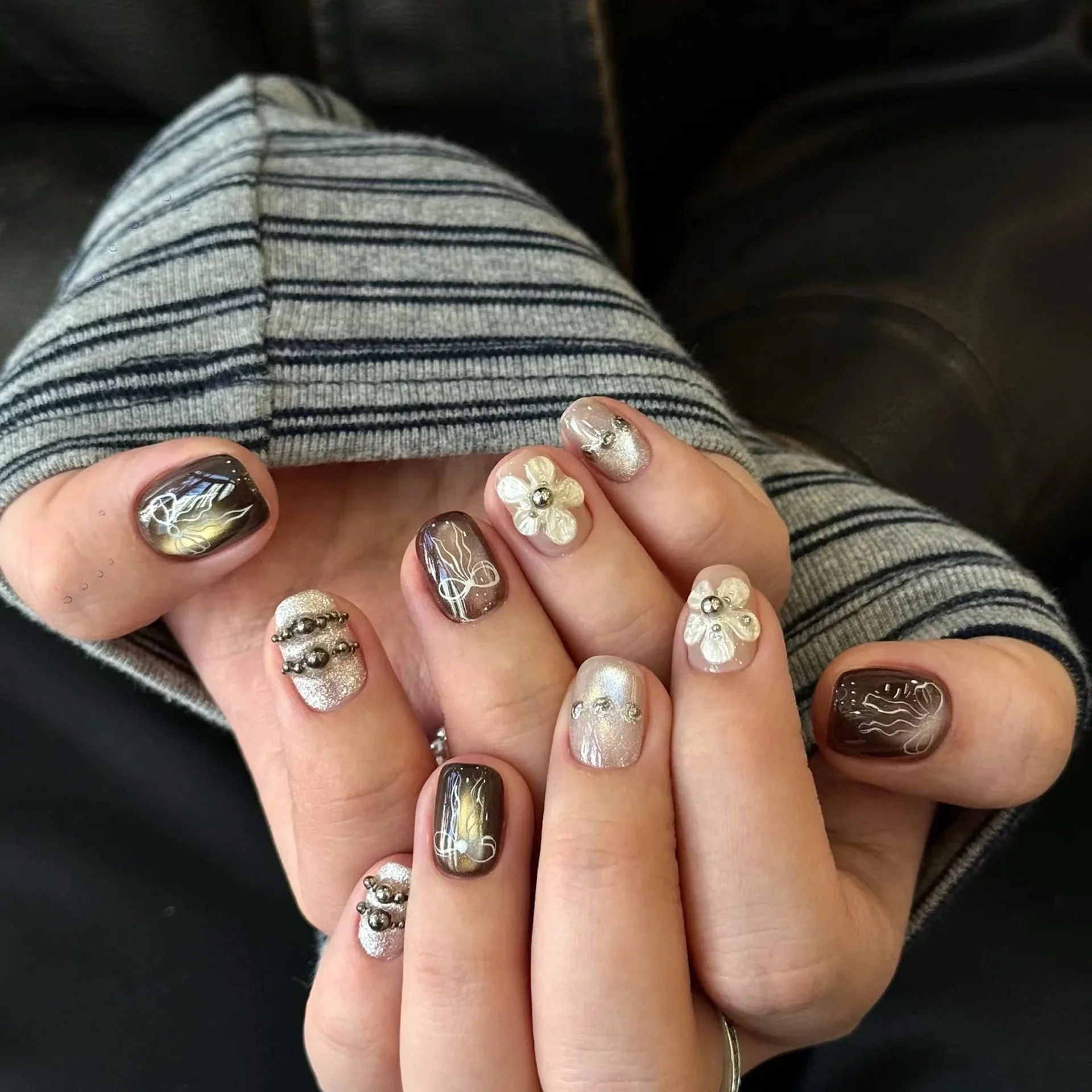 10枚入りプレスオンネイル インスタイル スイート＆クール ショートネイル 手描きスターグリッド柄 ブルーキャッツアイフェイクネイル