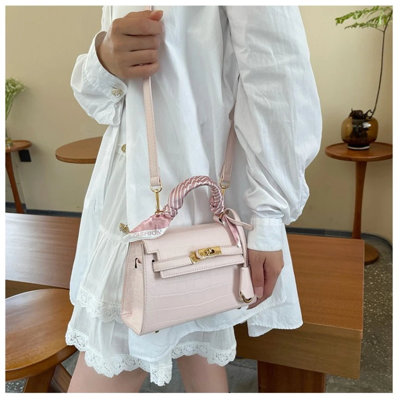 

Spacious Crossbody-Bag For Women In Premium Leather With Expandable Compartment Travel Friendly For Tourists Use