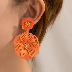 Orecchini a forma di petalo in metallo cavo con ciondolo a fiore per le donne regalo per feste gioielli di moda per le vacanze accessori per le orecchie CE167