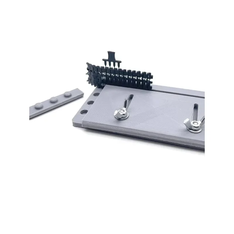 

Сборщик гусениц танка — инструмент для выравнивания звеньев модели бронетранспортера для сборки военной модели «сделай сам»