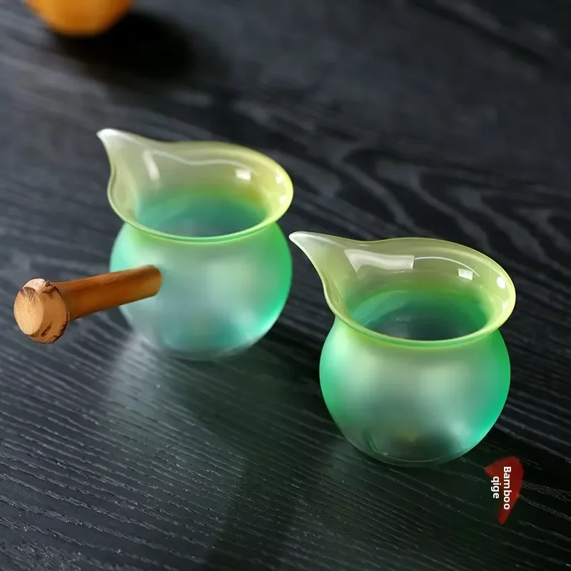 【CHIMU HOME】 Green Frosted Glass Pitcher Heat Resistant Bamboo Handle Gongfu Server