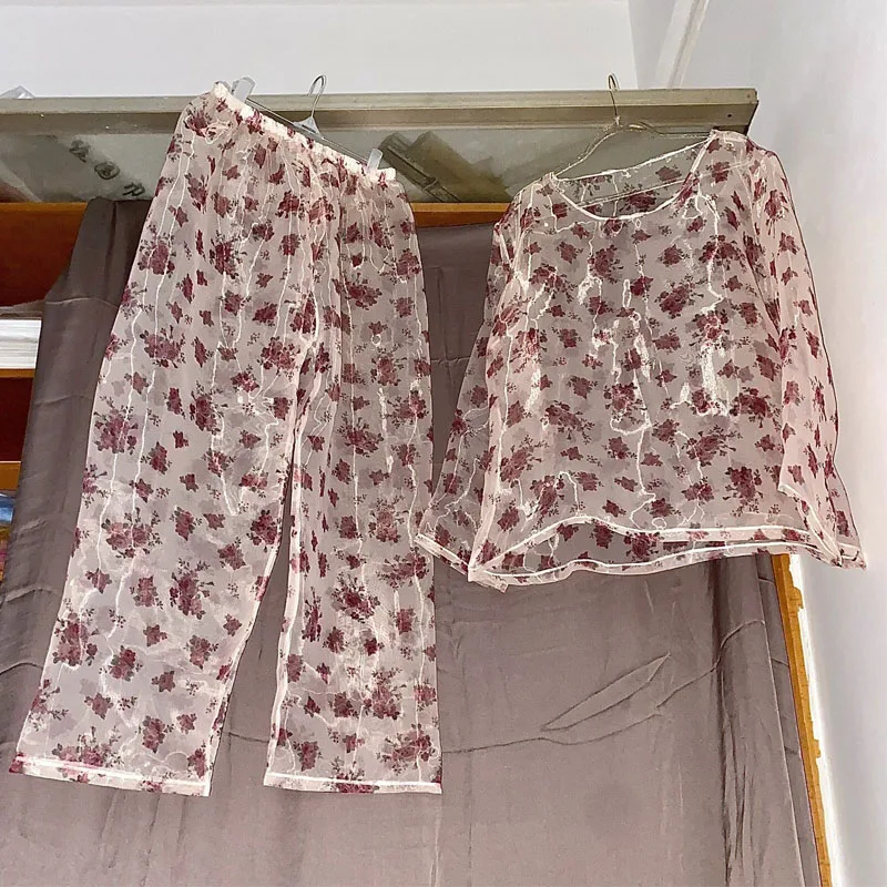

Мужская и женская сексуальная прозрачная пижама из органзы с цветочным принтом, шелковистая на ощупь, глянцевая пижама, комплект из 2 предметов, мягкий свободный топ больших размеров, брюки, нижнее белье