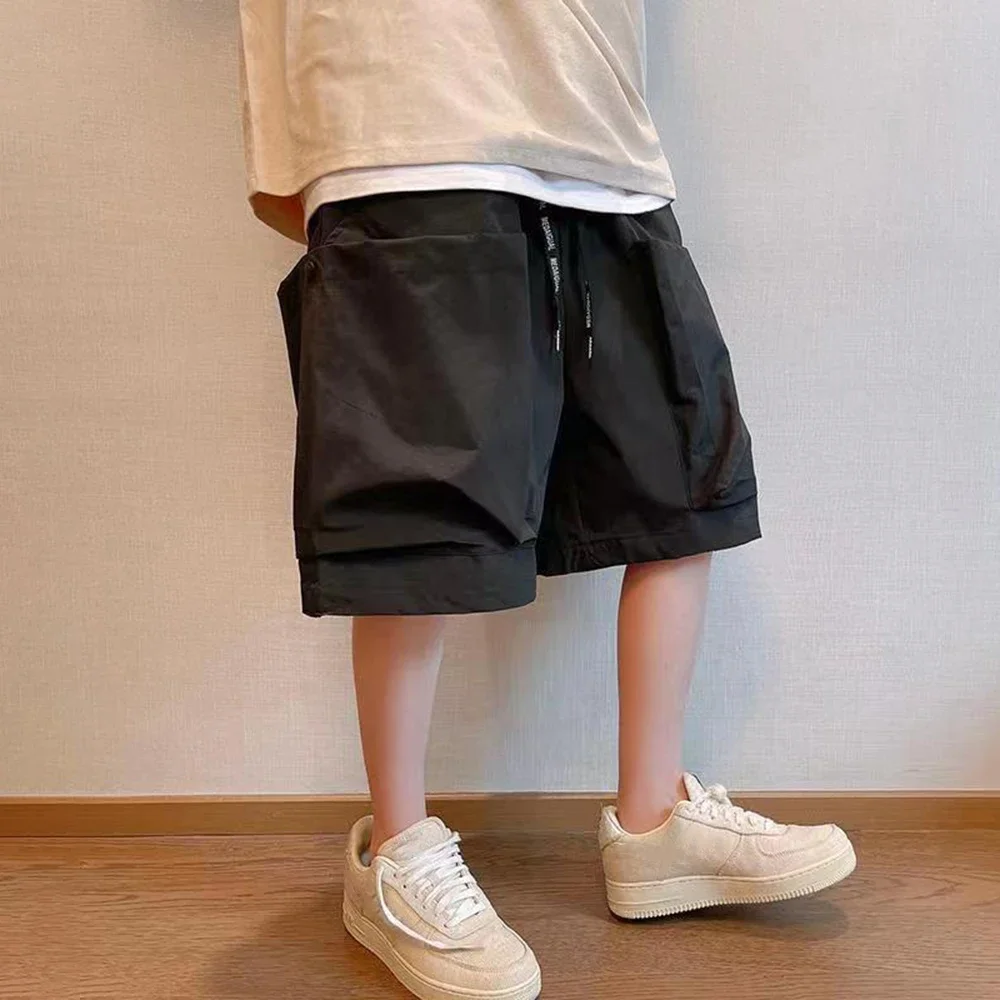 Shorts casuais com design de bolso grande masculino, solto na rua, monocromático, trabalho, calças quartas, tendência da moda, novo verão, 2024