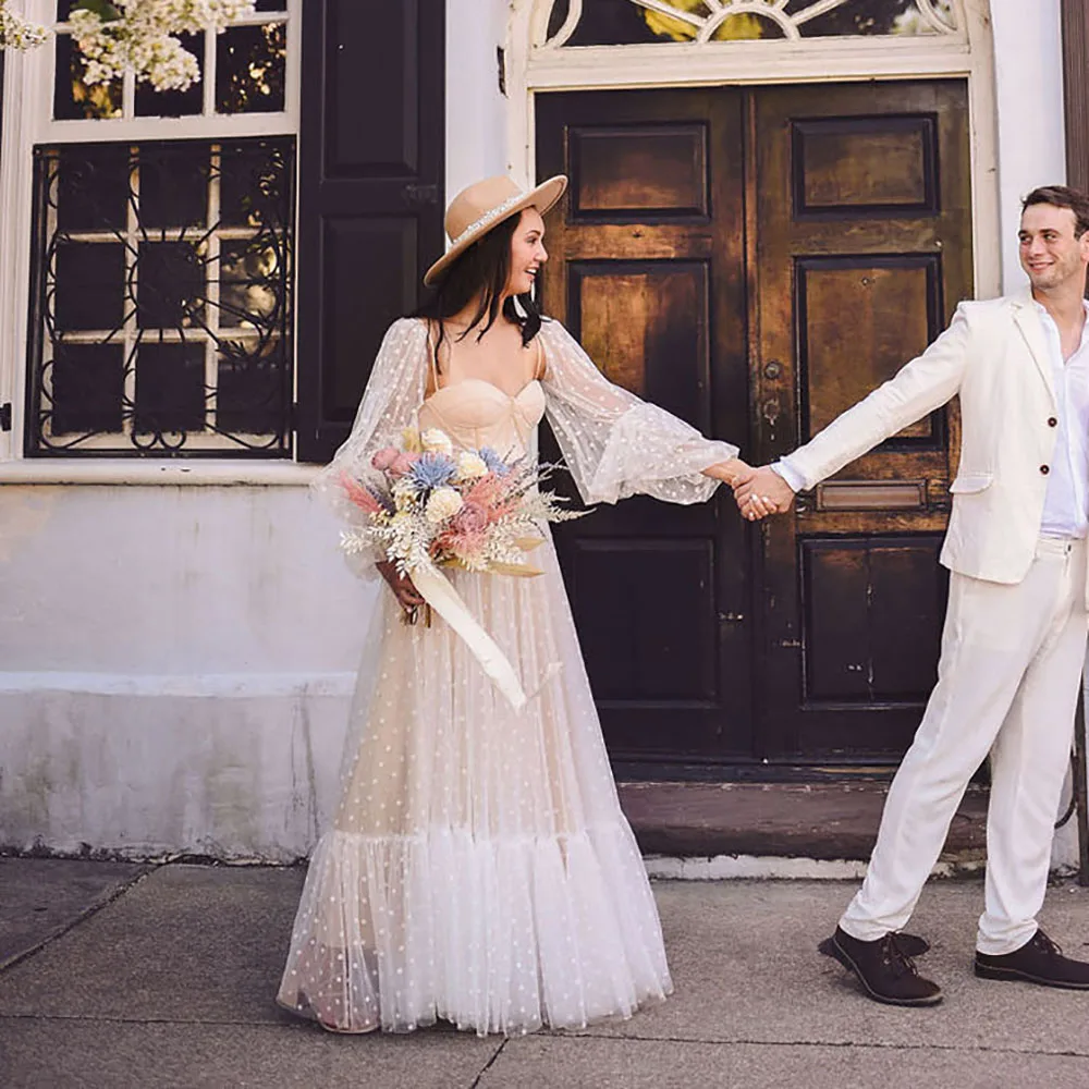 Una línea de vestido de novia de lunares con forma de corazón, mangas largas hinchadas simples, vestidos de novia de tul escalonados de princesa de playa Maxi personalizados