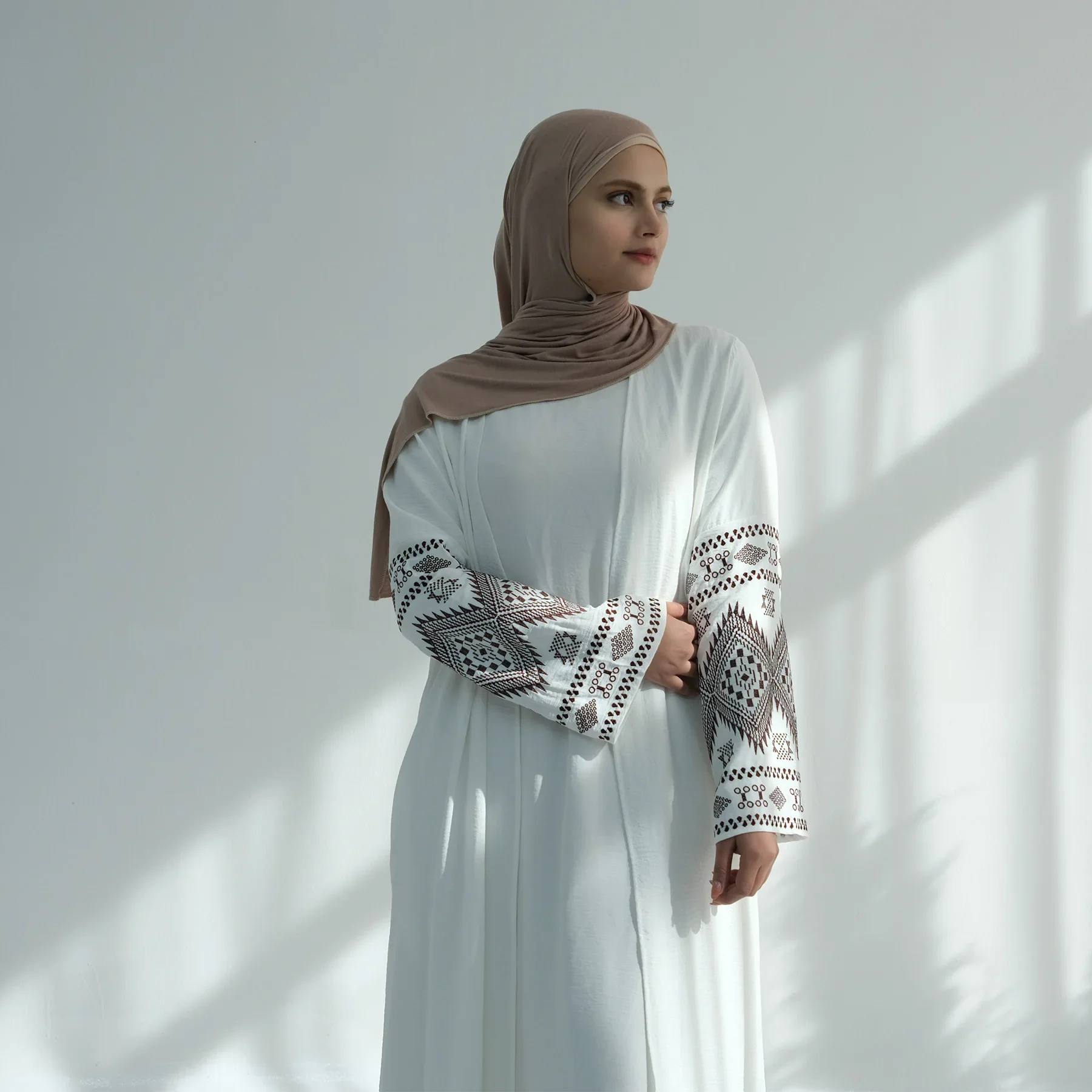 2025 ใหม่เย็บปักถักร้อยเปิด Abaya สําหรับผู้หญิง Eid Ramadan Abayas ผู้ใหญ่สีดําสีขาวยาว Robe หญิงอิสลามสีทึบบุสลิมเสื้อสเวตเตอร์ถัก