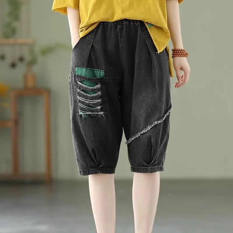 Vintage cintura elástica denim shorts feminino verão solto tamanho grande retro escuro relaxado calças individualidade retalhos rasgado