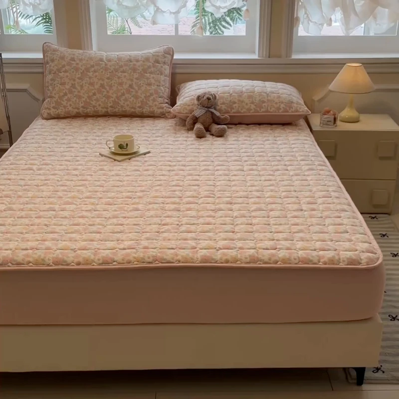 Class A wrinkled yarn printed waterproof and non-slip padded mattress protective cover
