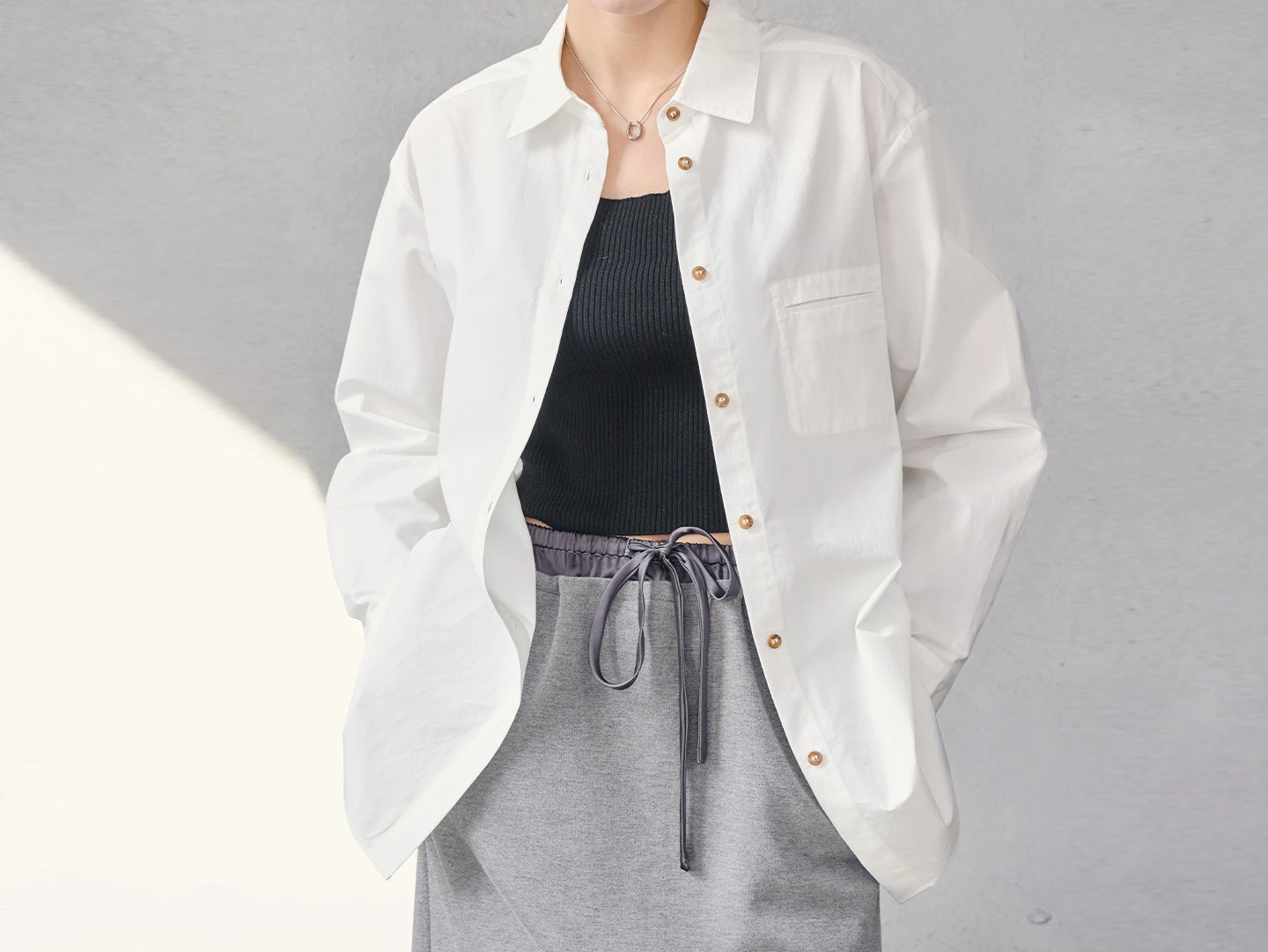 

Белая женская рубашка с воротником на весну и осень. Простой и элегантный пригородный топ с длинными рукавами.