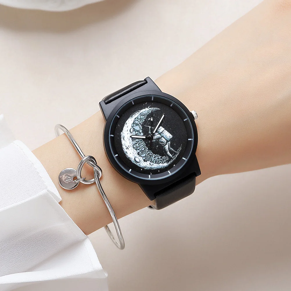 ساعة للنساء والرجال بحزام كلاسيكي وساعة يد للعطلات مع سوار ساعة هدية