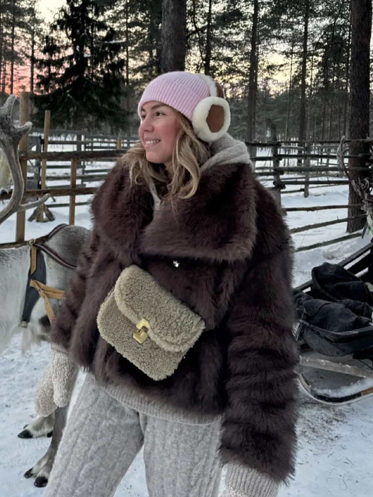 Рисунок 6 - Женское пушистое пальто с лацканами