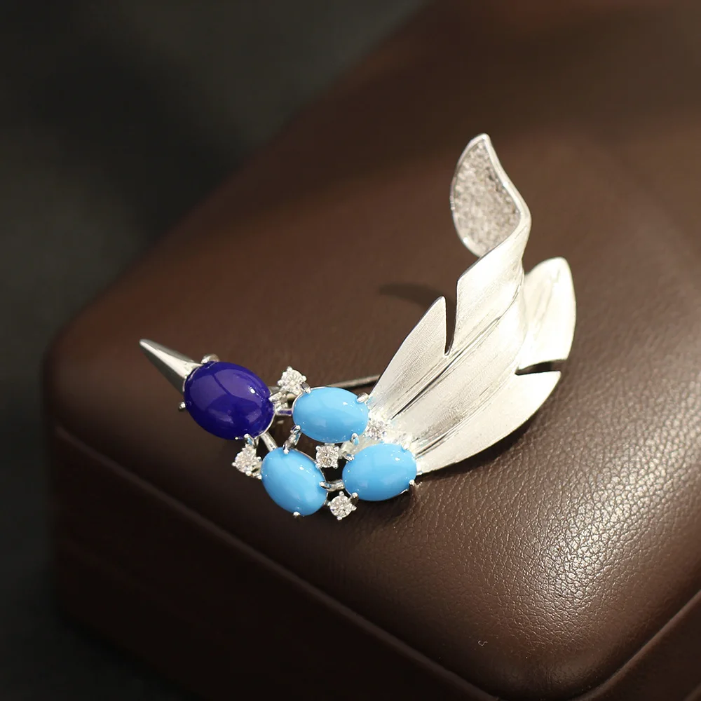 French Retro Color Treasure Feather Brooch Niche Design Blues Turquoise Jade Exquisite Suit Coat Accessory for Women