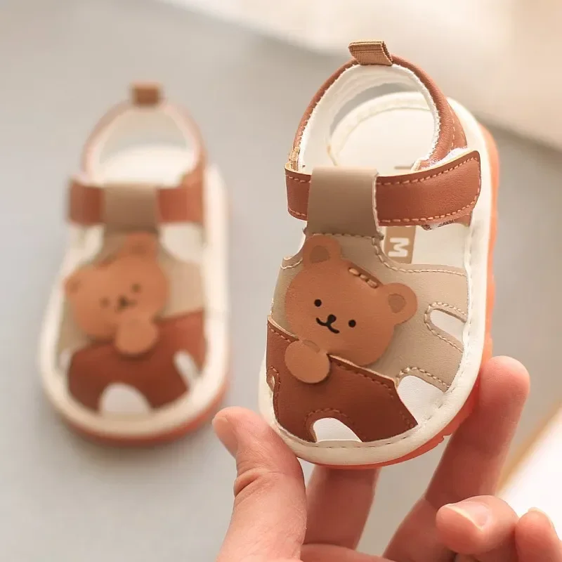 Sandali da passeggio per bambini con stampa di orsi dei cartoni animati scarpe da spiaggia estive con punta chiusa sandali per bambini traspiranti e