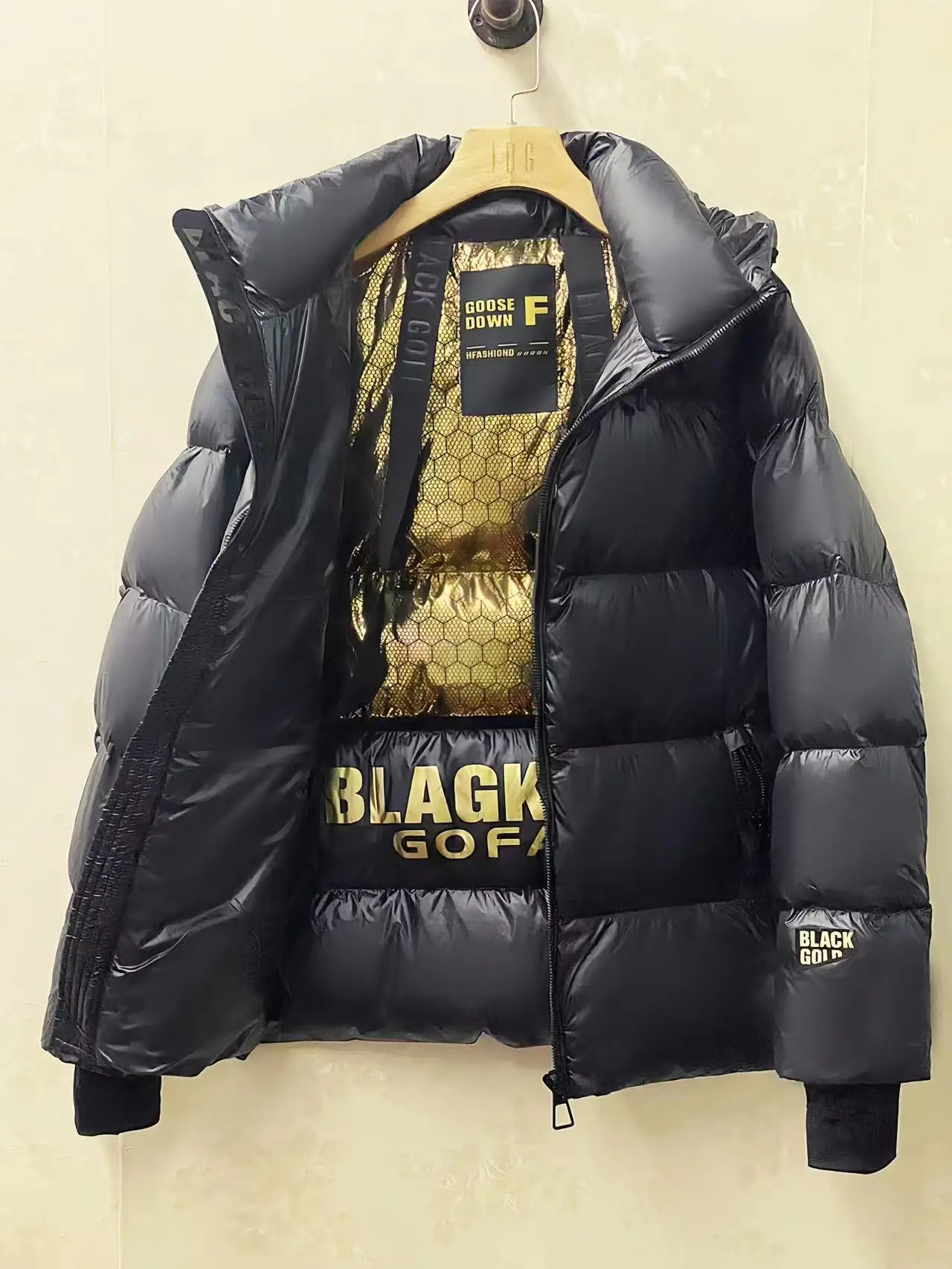 Chaqueta de plumón de ganso con hebilla dorada y negra para hombre y mujer, abrigos cortos con capucha de manga larga cálidos para pareja, de alta