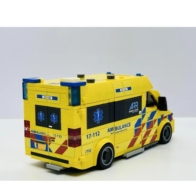 

MOC-216336 Classic City Rescue Ambulance Building Block Model, 647 Parts, Boys' and Children's Birthday and Christmas Toy Gift