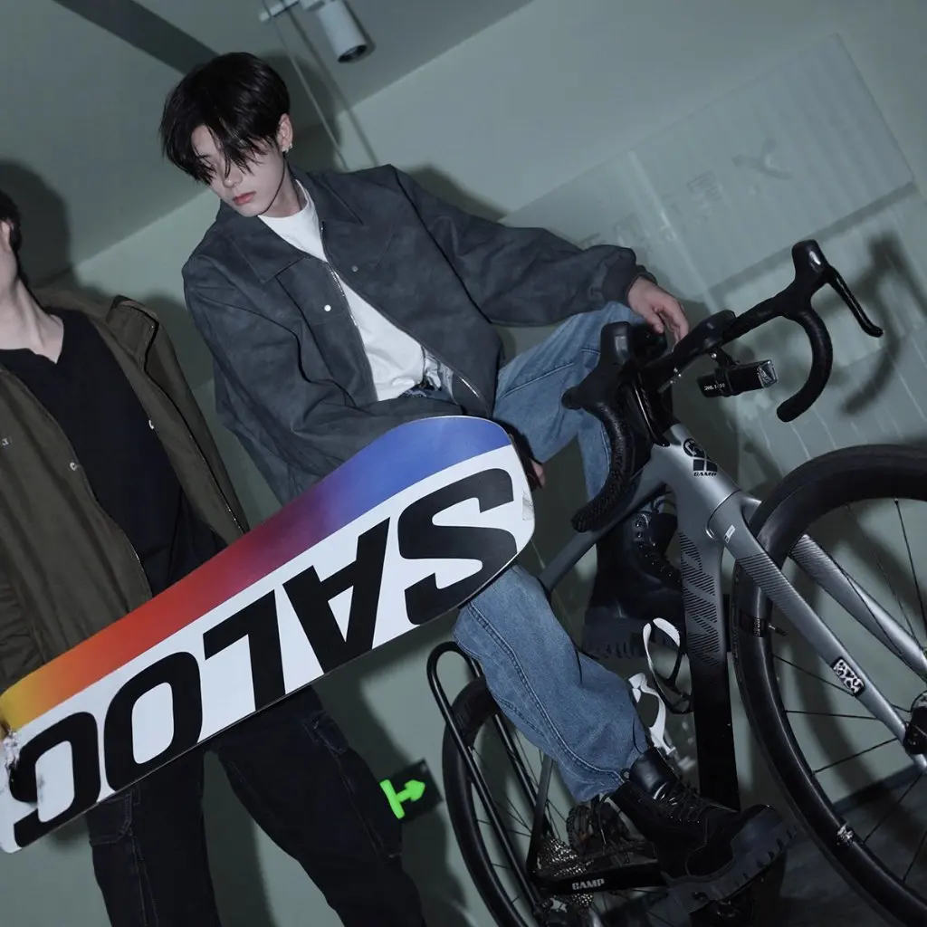 Chaquetas informales de alta gama para parejas, diseño de nicho de primavera y otoño, ajuste holgado para hombres y mujeres, prendas de vestir exteriores de moda nacional