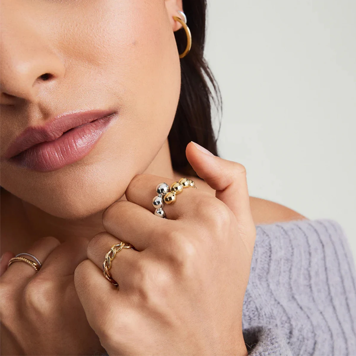 18 18k ゴールドメッキステンレス鋼ハイエンド Ins カラーマッチングニッチラウンドビーズリング女性防止アレルギーチャームジュエリーガラギフト