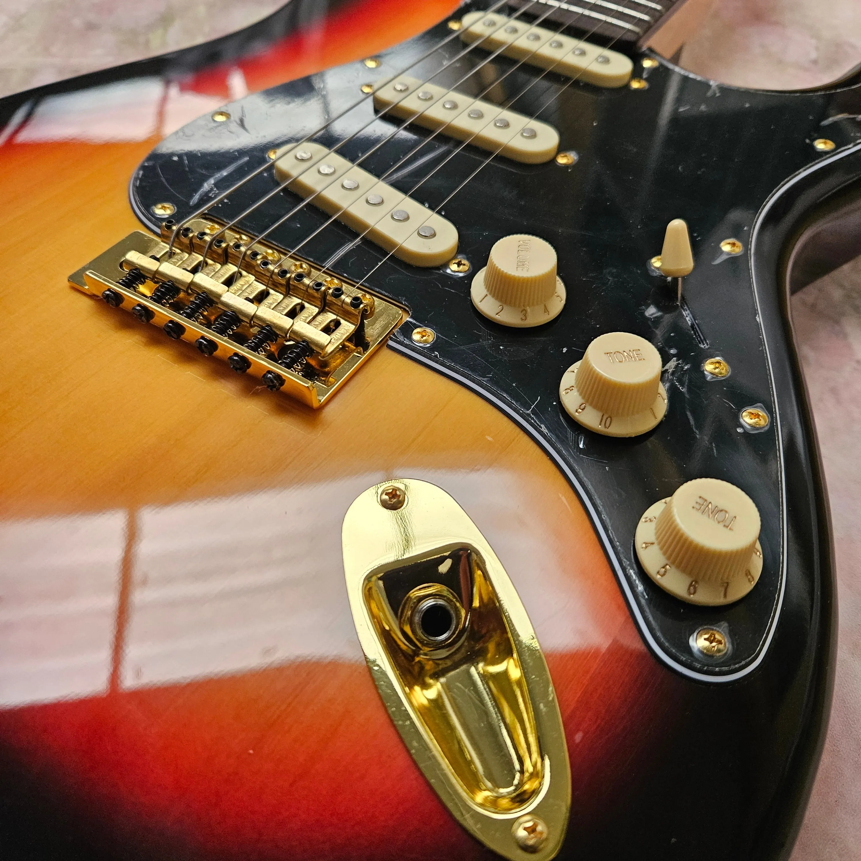 Electric Guitar Beginner - 선버스트 색상의 일렉트릭 기타, SSS 픽업,