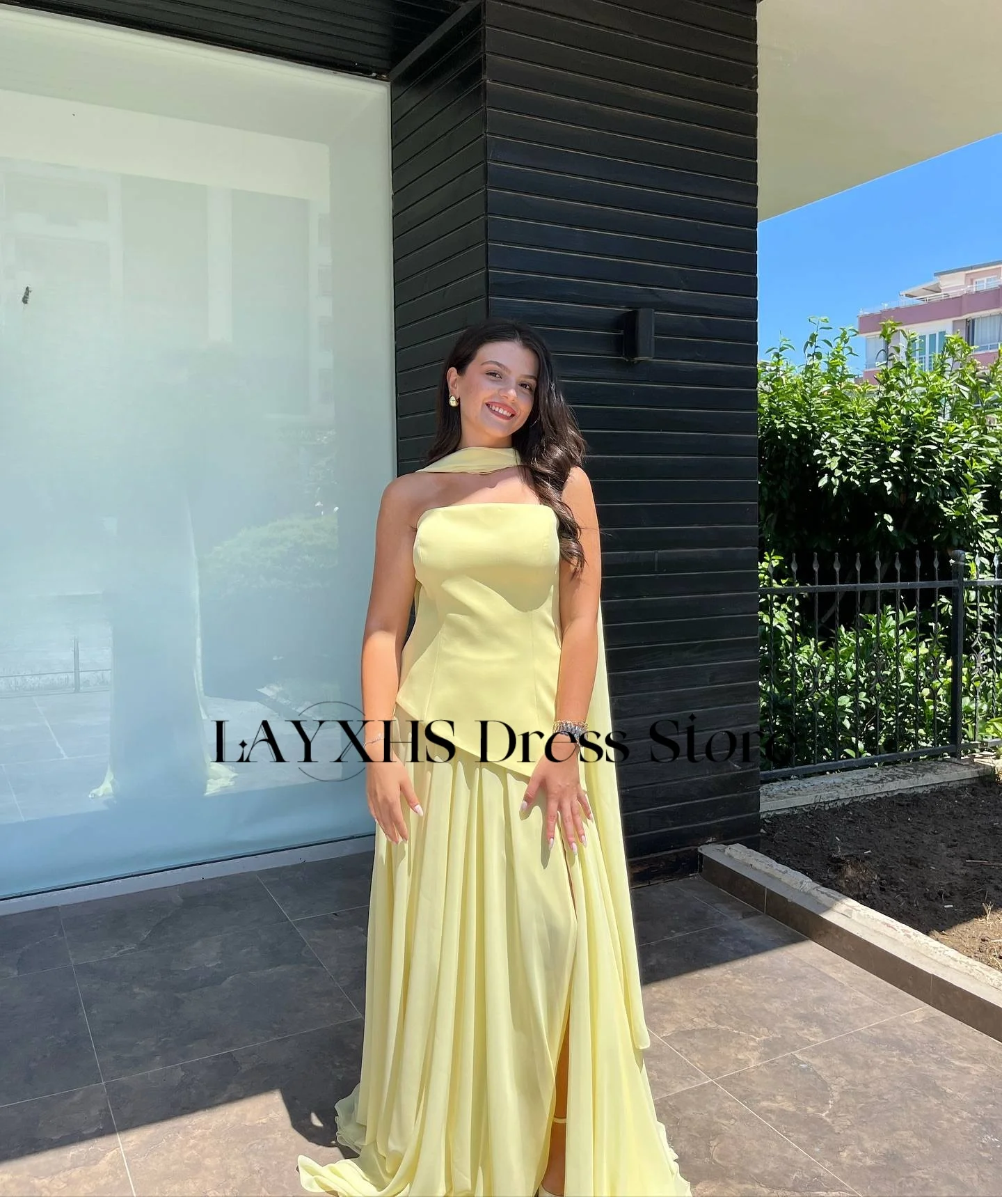 LAYXHS Abiti da sera eleganti senza spalline gialli A-Line Pieghe con spacco laterale Abiti da ballo lunghi fino al pavimento Abiti quinceañera personalizzati