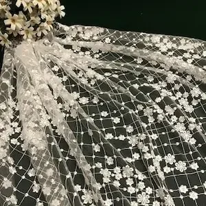 Tessuto ricamato con fiori in pizzo avorio Tessuto floreale in tulle a rete per abito Velo da sposa floreale 51 "1 metro
