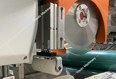 UDZD-CJJ-4B Computer Controle Automatische Stof Grens Matras Snijmachine Matraspaneelsnijder Met Rand Naaien