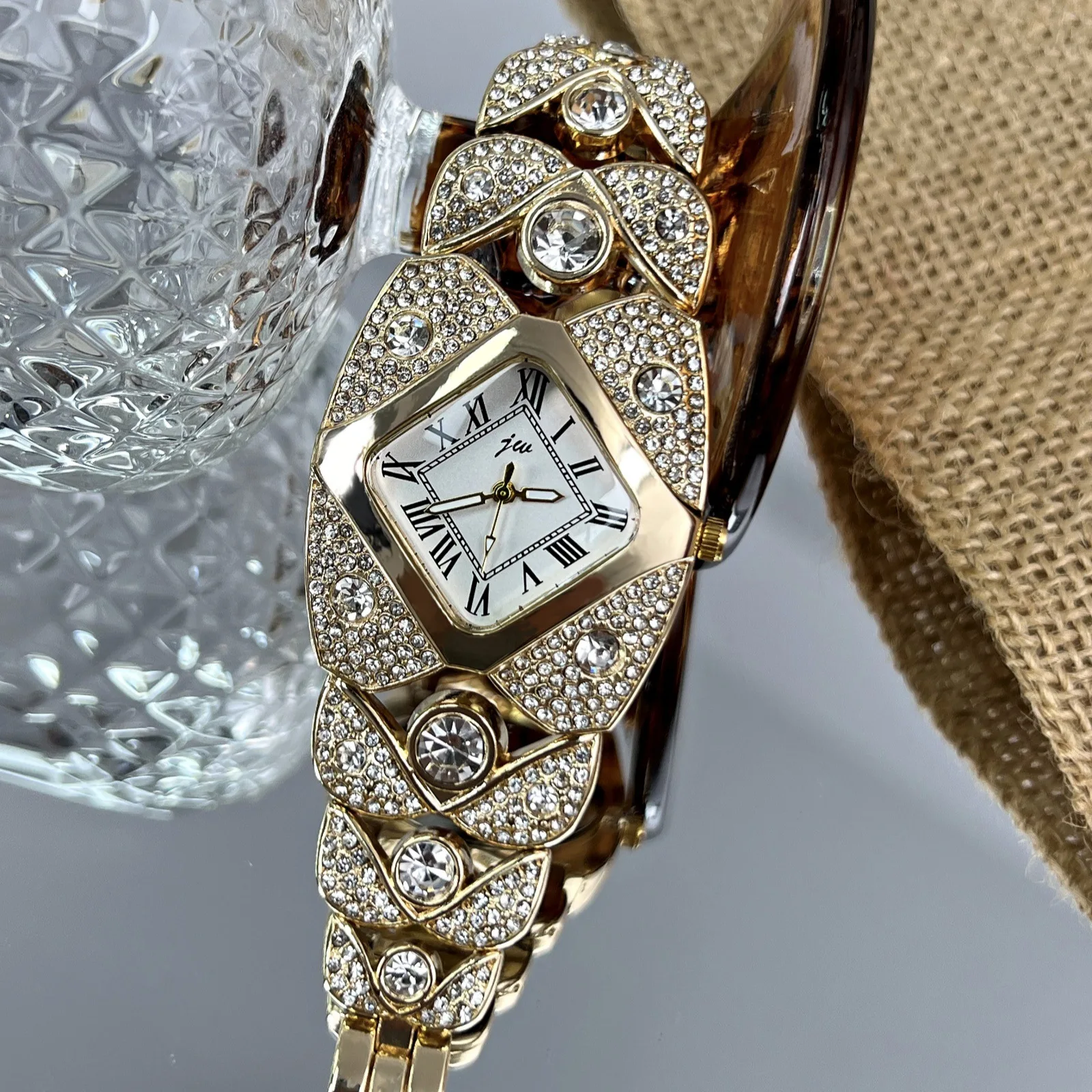 

Watch trend light luxury niche quartz women watch retro high-end feel antique diamond Female fashion clock accessories watches
