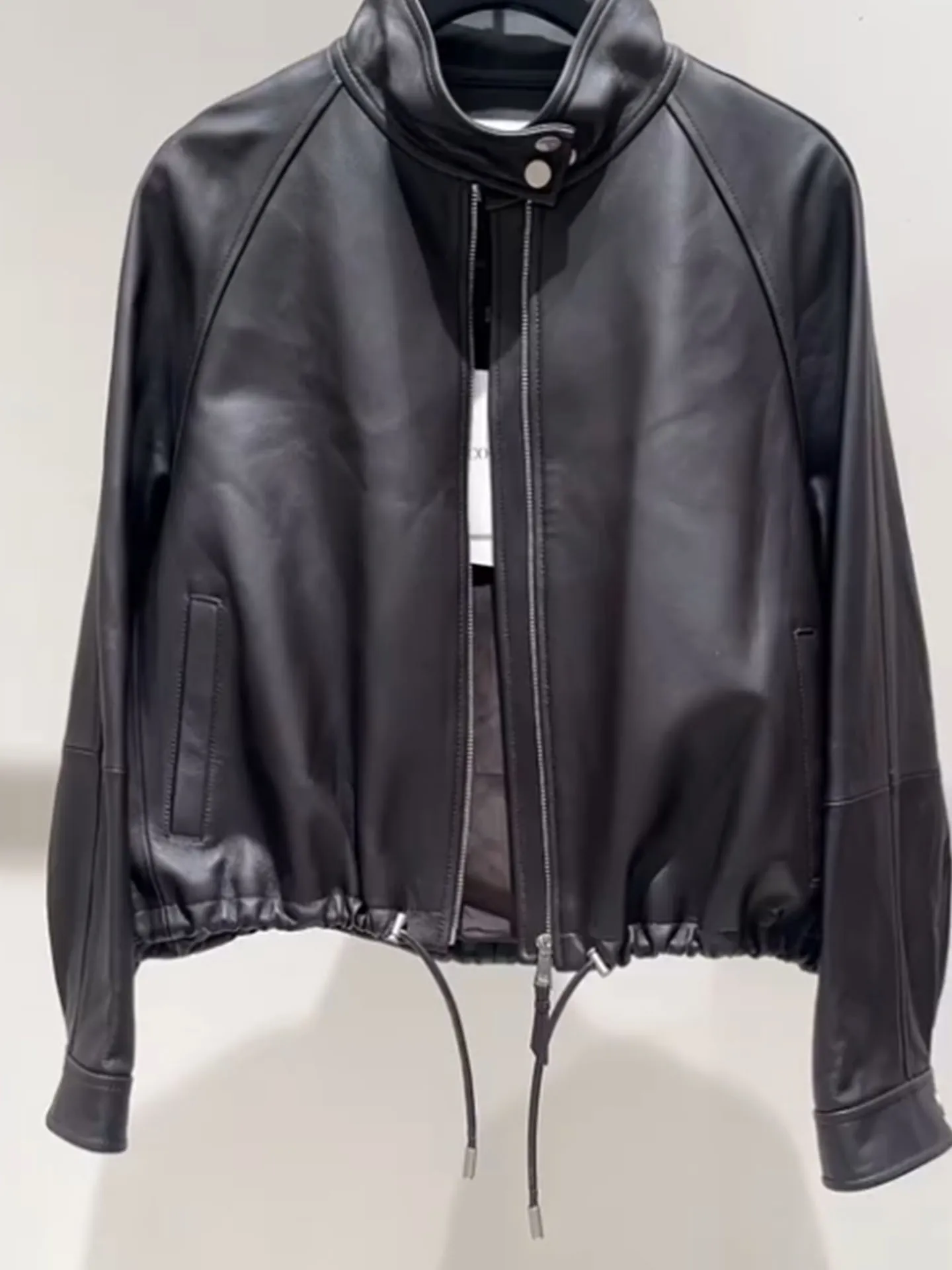 Chaqueta de cuero negra para mujer, estilo motociclista, primavera 2026, adelgazante, para ir al trabajo, a la moda, corte ajustado.