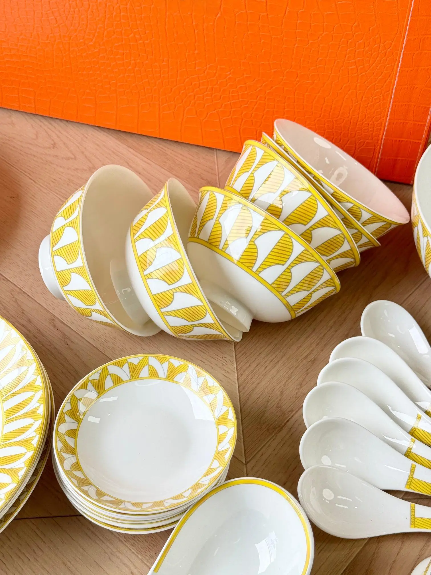 يجب اقتناؤه لتناول الطعام في الهواء الطلق والمطبخ: مجموعة أدوات مائدة فاخرة مكونة من 28 قطعة بما في ذلك الأطباق والملاعق والأطباق.