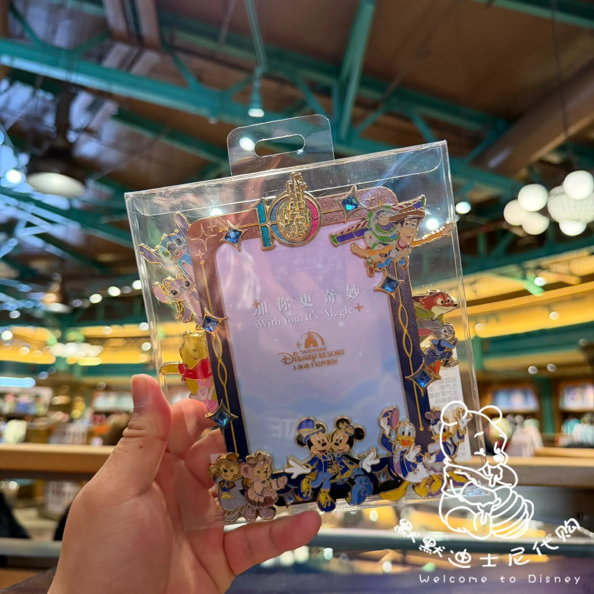 

Оригинальный сувенир Shanghai Disney к 10-летию: фоторамка с Микки, Даффи и персонажами из «Истории игрушек»